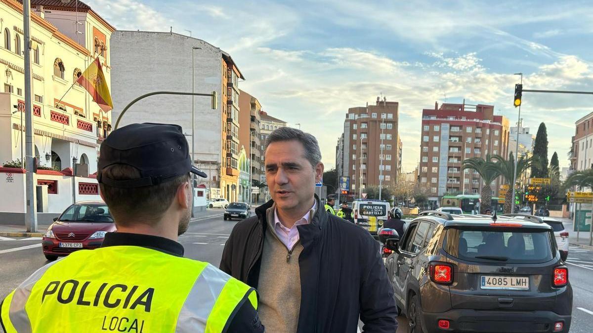 El concejal Antonio Ortolá junto a un agente de la Policía Local.