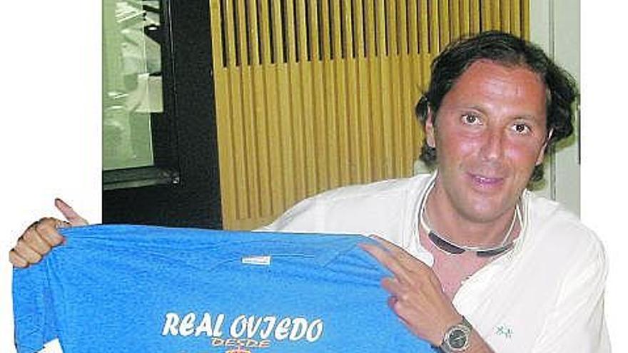 Paco González, con una camiseta de apoyo al Oviedo. / lne