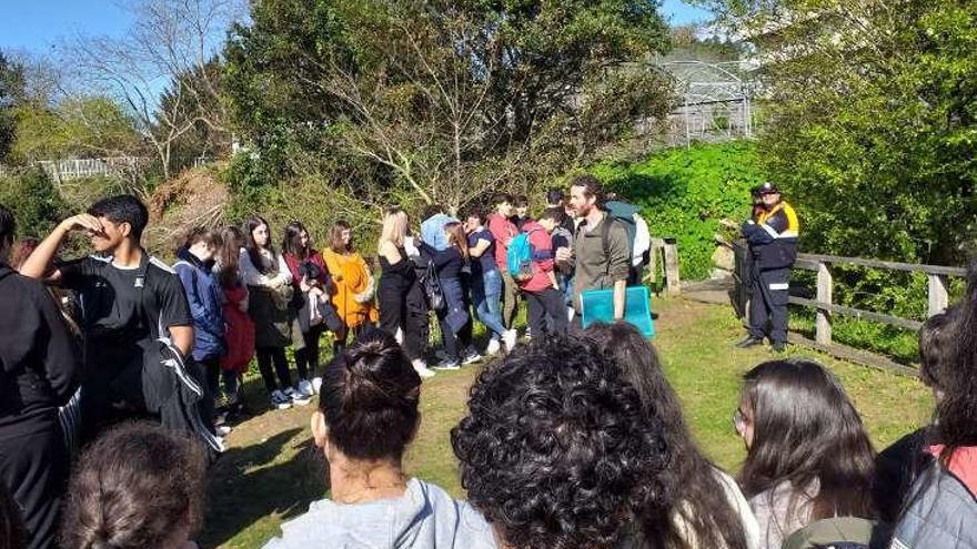 Uno de los grupos de alumnos y profesores en el roteiro por Tirán. // FDV