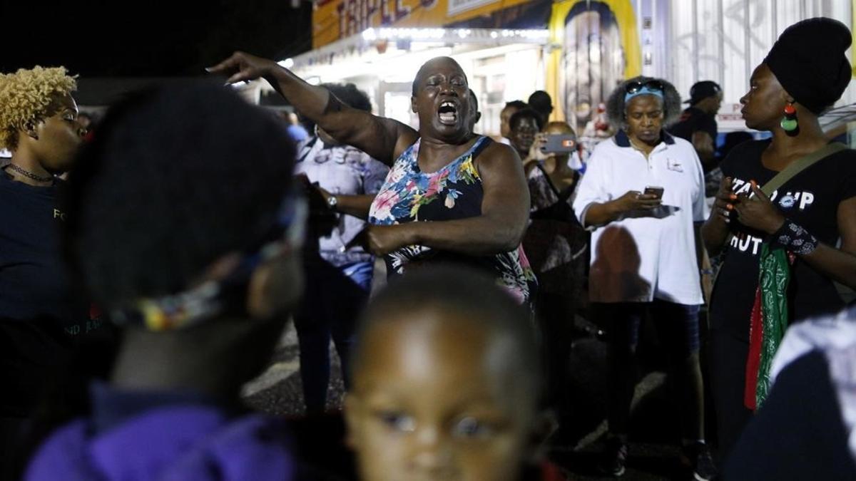 La tía de Alton Sterling, Veda Washington-Abusaleh, se dirige a miembros de su comunidad durante una vigilia por su sobrino, en Baton Rouge, el 2 de mayo.