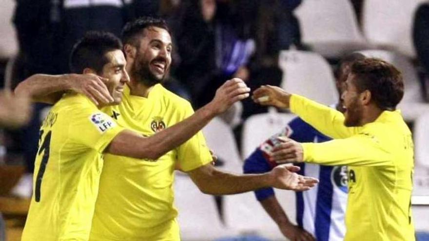 Los jugadores del Villarreal festejan el primer gol de Bruno. // Cabalar