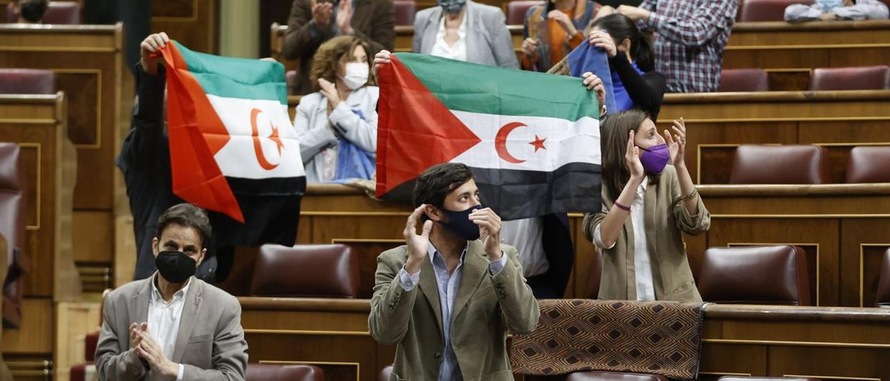 Varios diputados de Unidas Podemos despliegan banderas del Sáhara Occidental.