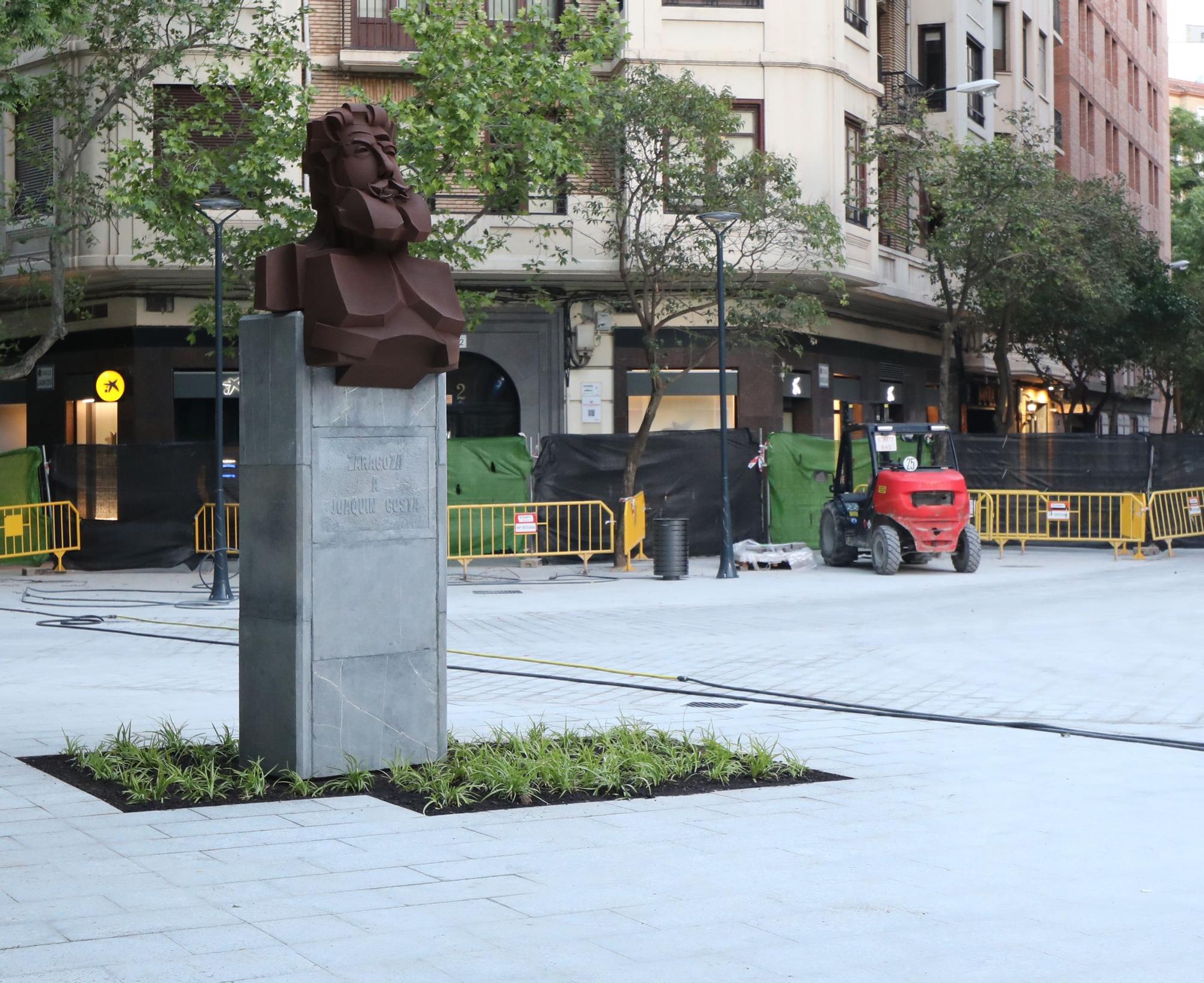 El busto de Joaquín Costa vuelve a la plaza Santa Engracia