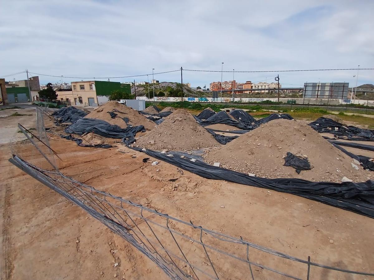 Montones de tierra en la parcela municipal contaminada de Los Mateos