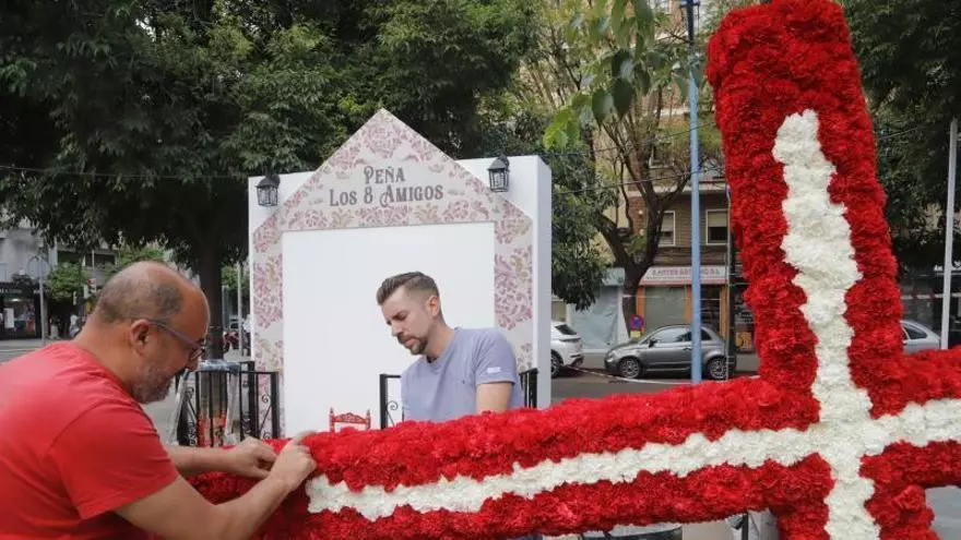 Recta final para el comienzo de las Cruces de Mayo