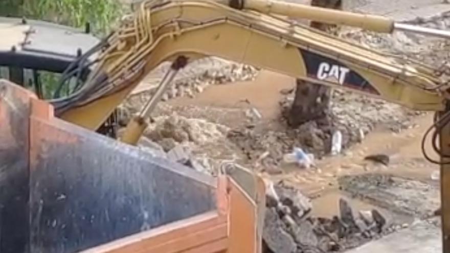 Corte de agua a seis portales por una avería durante las obras de reforma de la avenida de Isidor Macabich de Ibiza