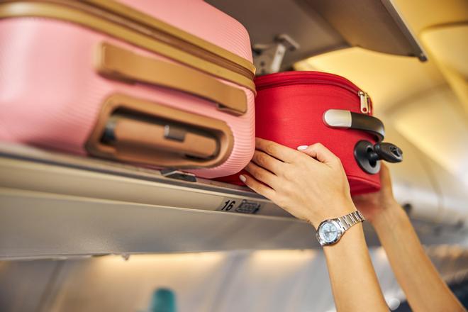 El equipaje de mano es el que puedes colocar en los compartimentos superiores del avión.