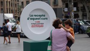 Plato gigante instalado en Barcelona por la oenegé Educo para denunciar la falta de recursos para becas comedor. 