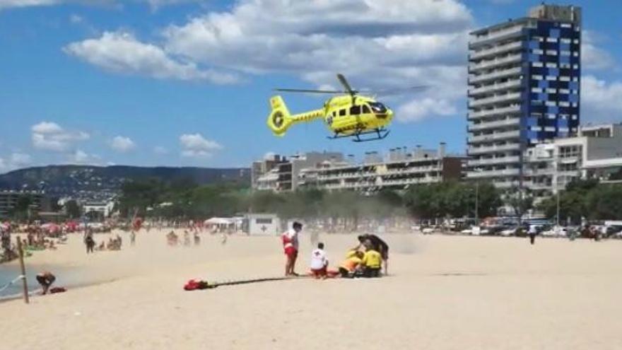 L&#039;helicòpter medicalitzat enlairant-se a la platja gran ahir durant el succés