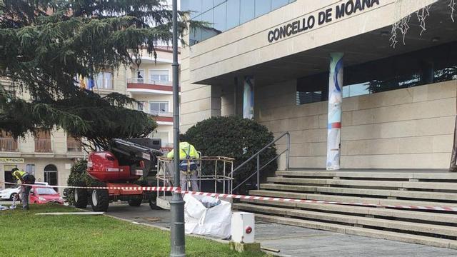 Las obras, el jueves, del tejado en el Concello.