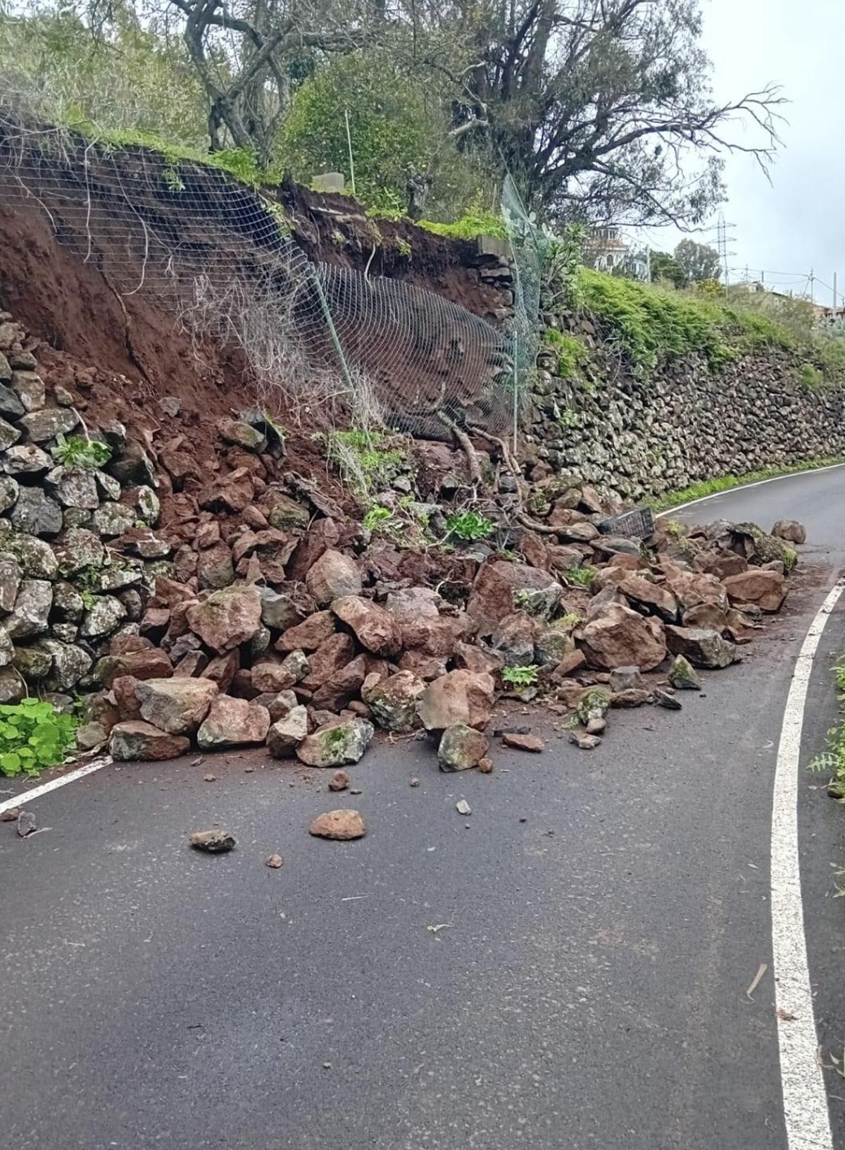 Desprendimientos en una carretera de Teror.