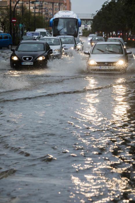 Tromba de agua que ha inundado la avenida Serrería en València.