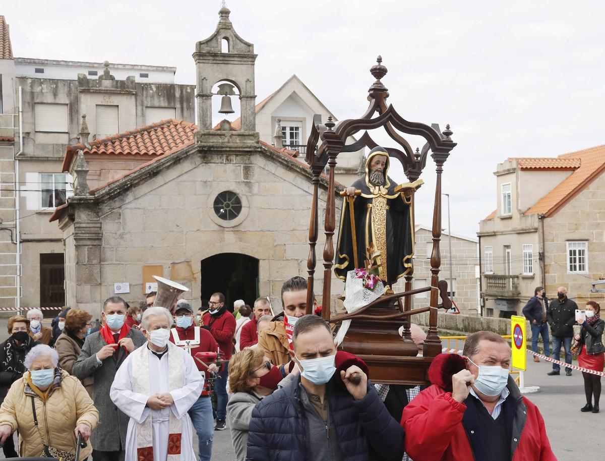 Procesión de San Amaro celebrada durante la pandemia, con la capilla al fondo.