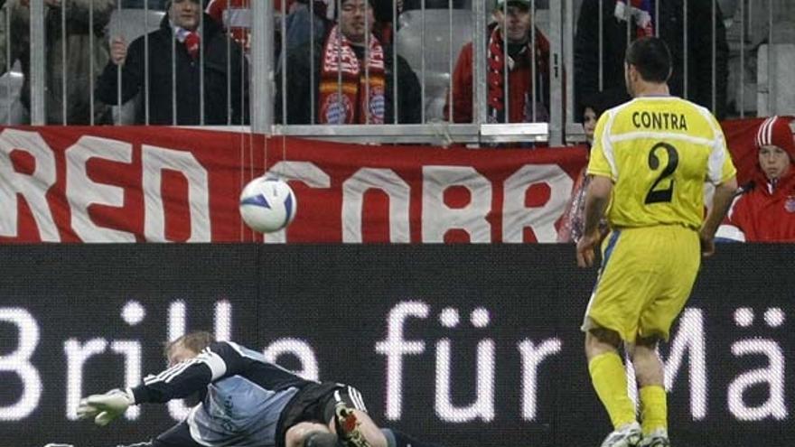 Contra bate a Oliver Kahn, durante el partido de ayer en el Allianz Arena.