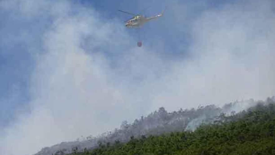 Un helicóptero interviene ayer en Barjacoba.