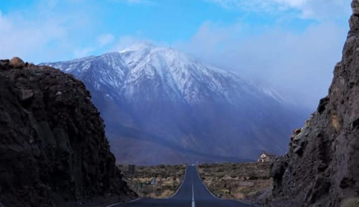 Carretera de acceso al Parque Nacional del Teide.