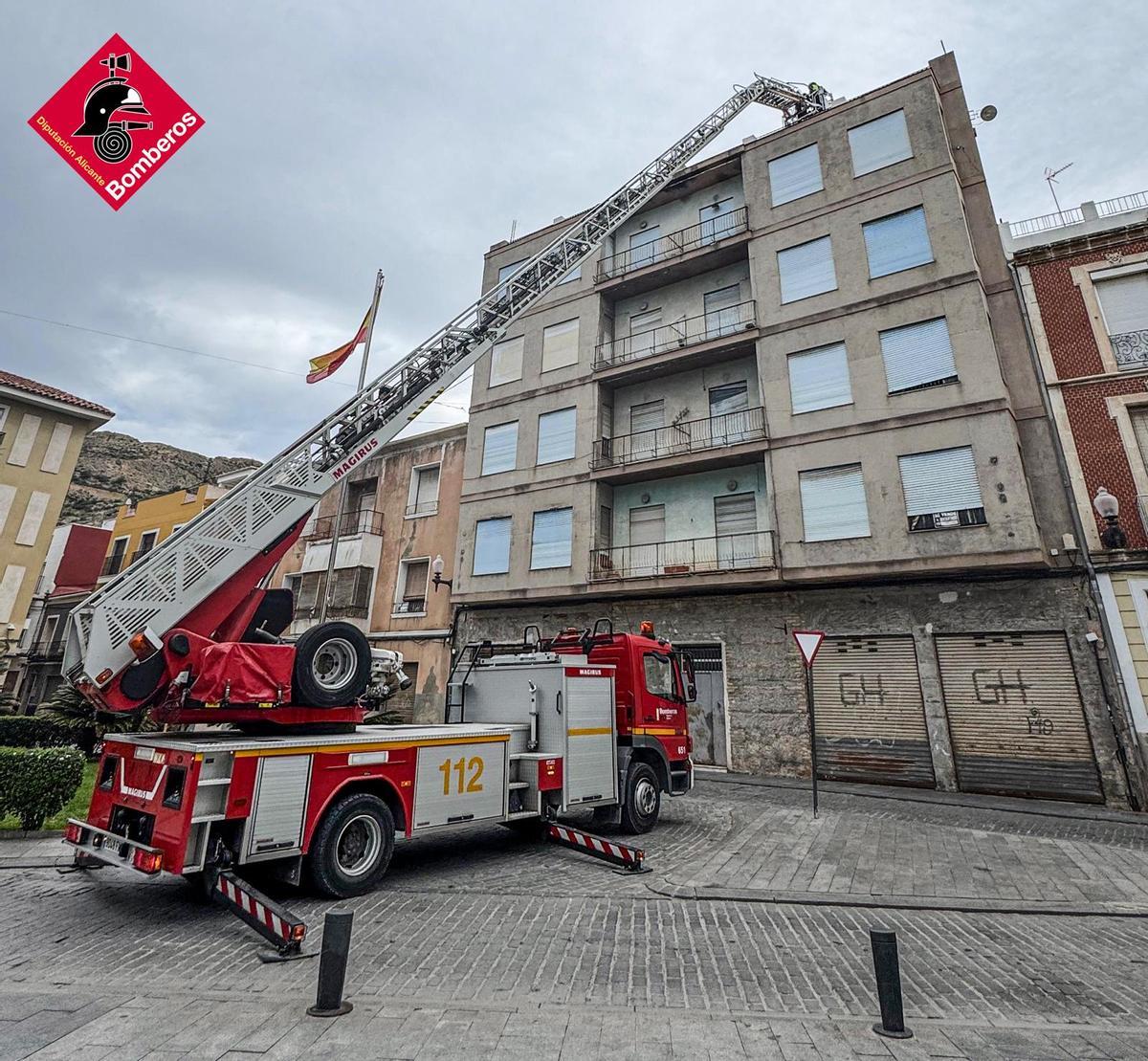 Intervención de los bomberos, este lunes, en Orihuela