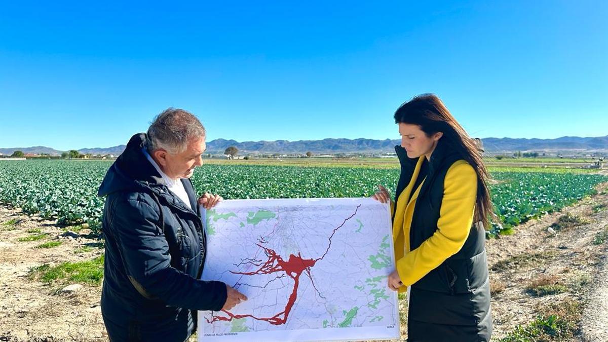 Ángel Meca y María Hernández muestran el último mapa de zonas de flujo preferentes publicado, objeto de la reclamación.