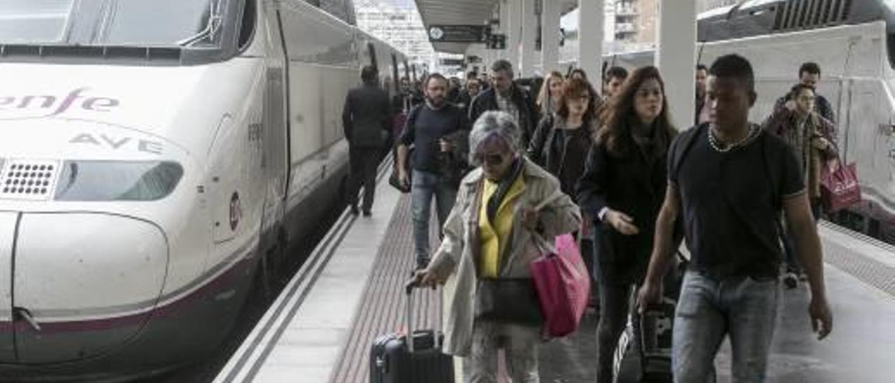 Viajeros llegando con el AVE a la estación de Alicante, que ahora conectará con bus Benidorm.