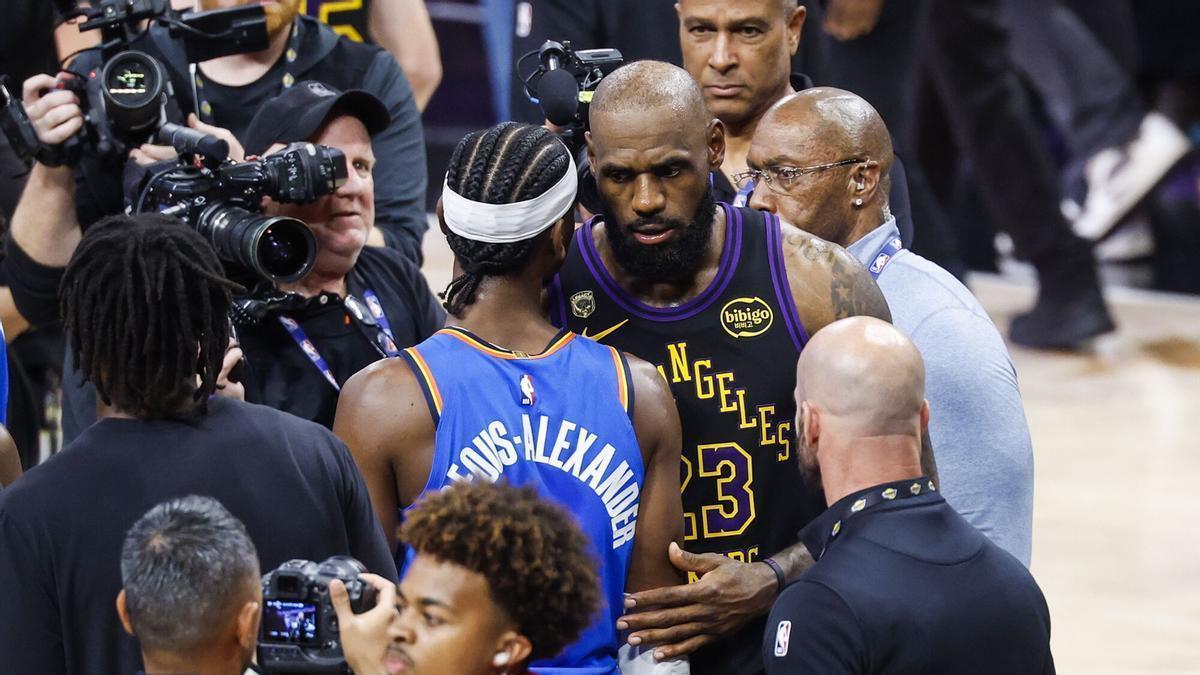 LeBron James felicita a la estrella de Oklahoma, Shai Gilgeous-Alexander, después del 4-0 que le ha infringido los Thunder