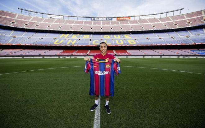 Sesión fotográfica de Sergiño Dest con la camiseta del FC Barcelona en el Camp Nou.