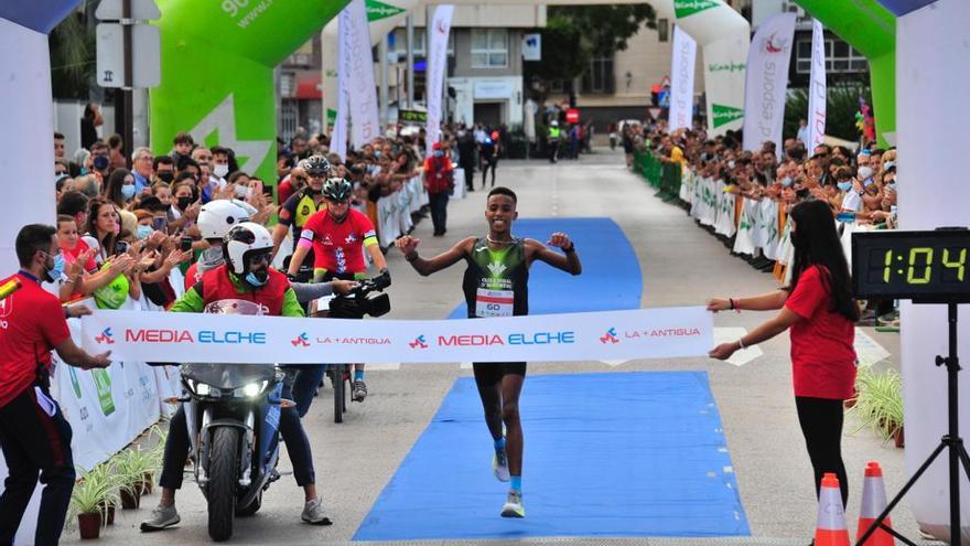 El primer atleta en completar los 21 kilómetros y 97 metros ha sido el marroquí Youssef Ben Hadi