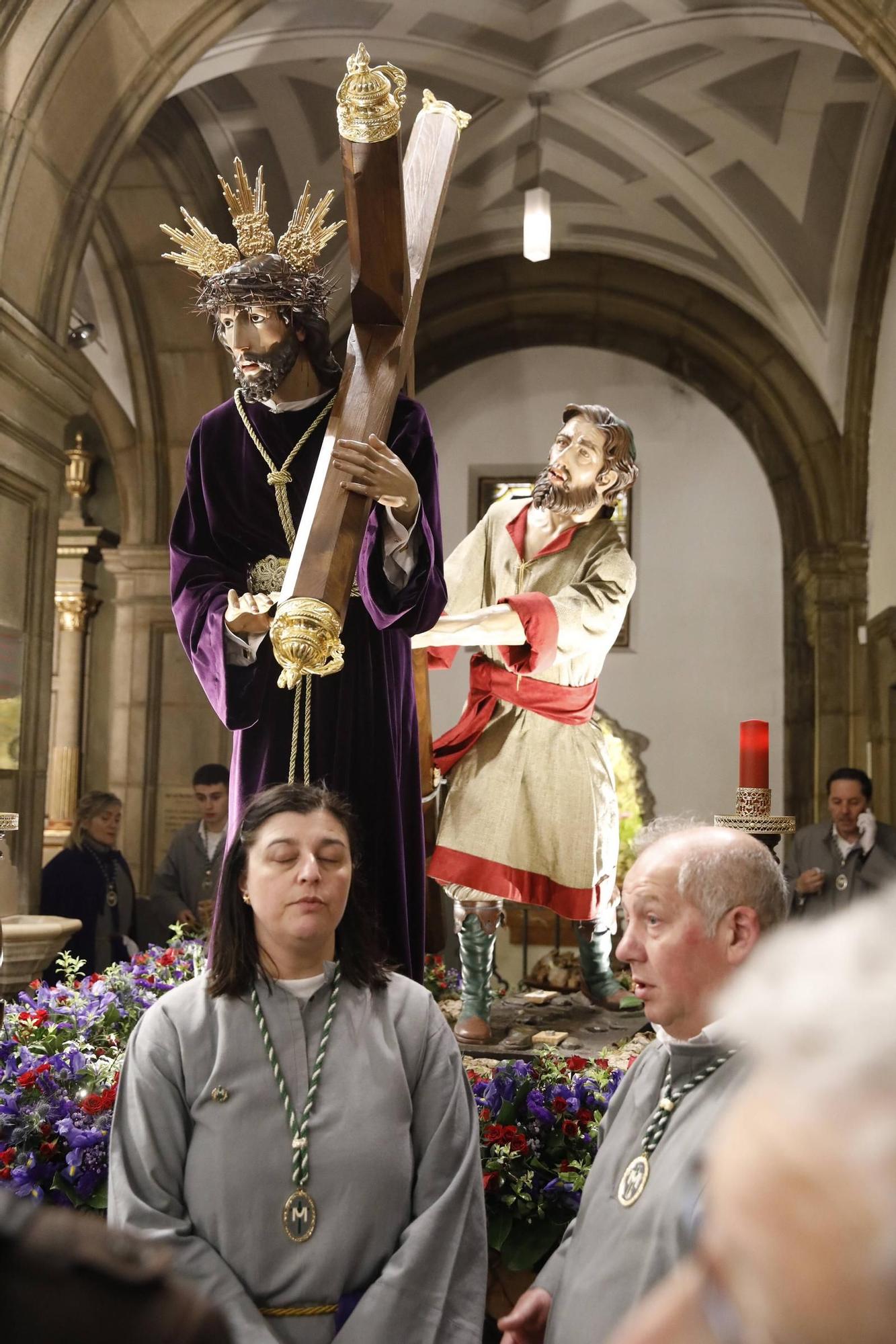 El mal tiempo obliga a suspender la procesión del Encuentro en Gijón