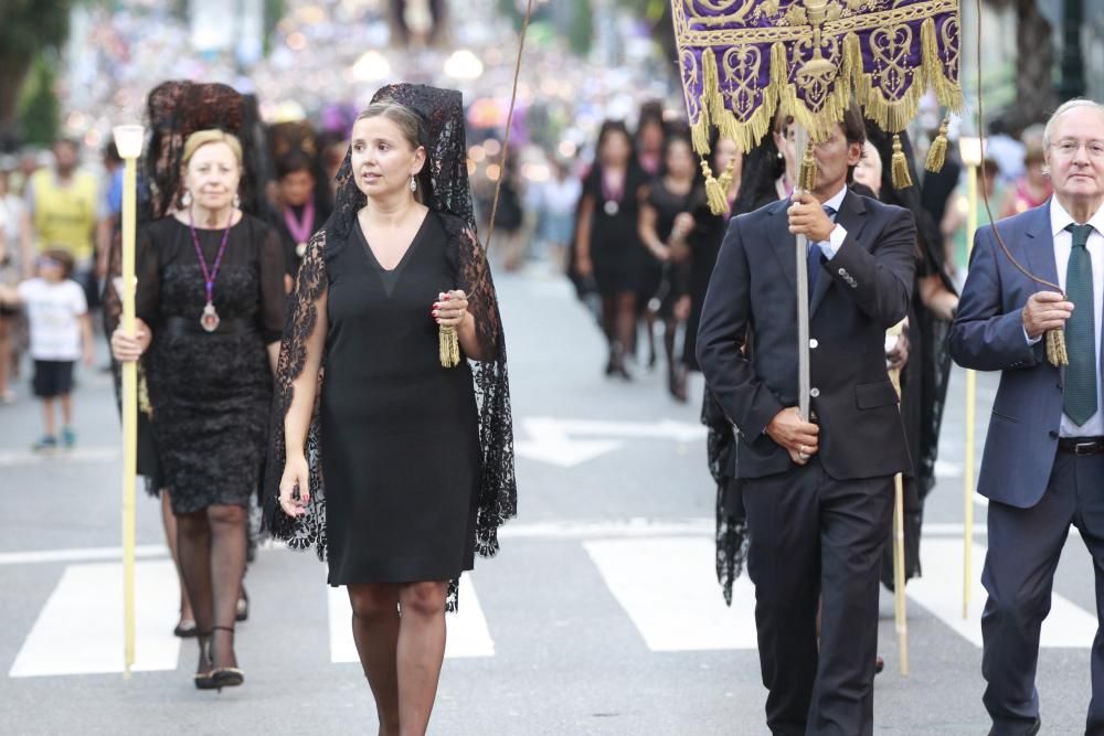 Cientos de miles de seguidores acompañan a la procesión por el centro de Vigo en medio de un asfixiante calor.