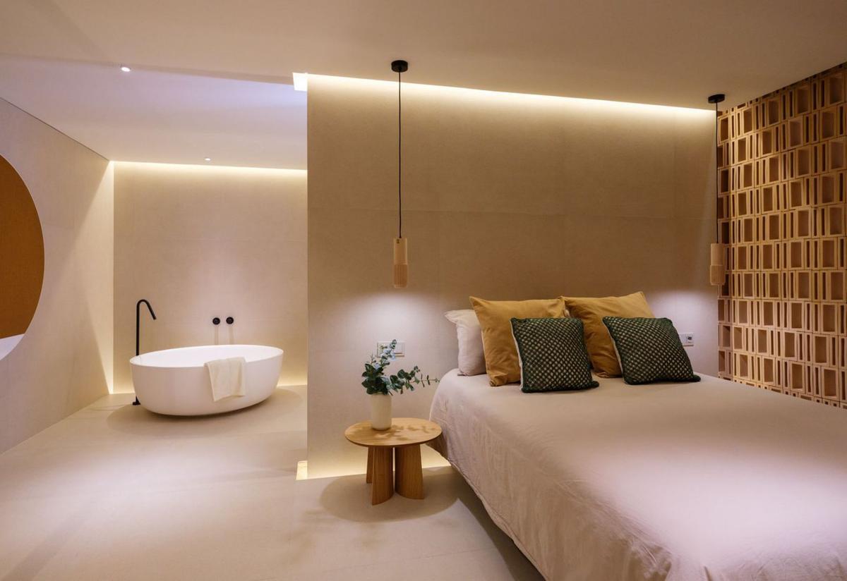Uno de los espacios creados para Cevisama 2025 con una estética integrada entre la habitación y el baño.