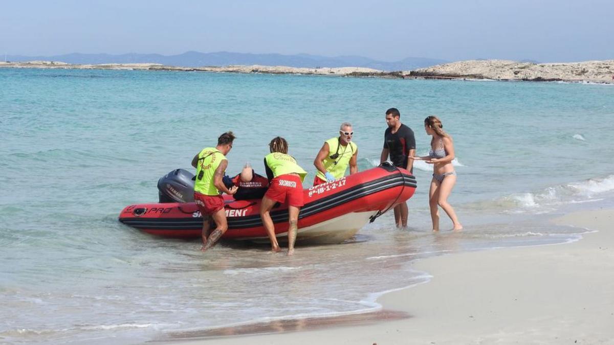 Socorristas de Formentera durante unas prácticas. | C.C.