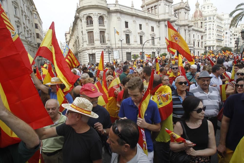 Caravana de vehículos con banderas españolas en València