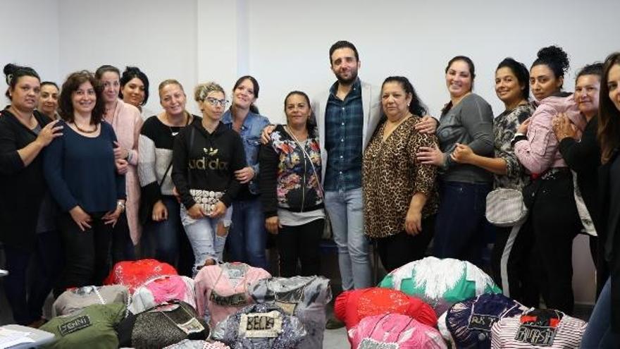 Integrantes de los talleres con el alcalde de Sagunt y el edil de Servicios Sociales.