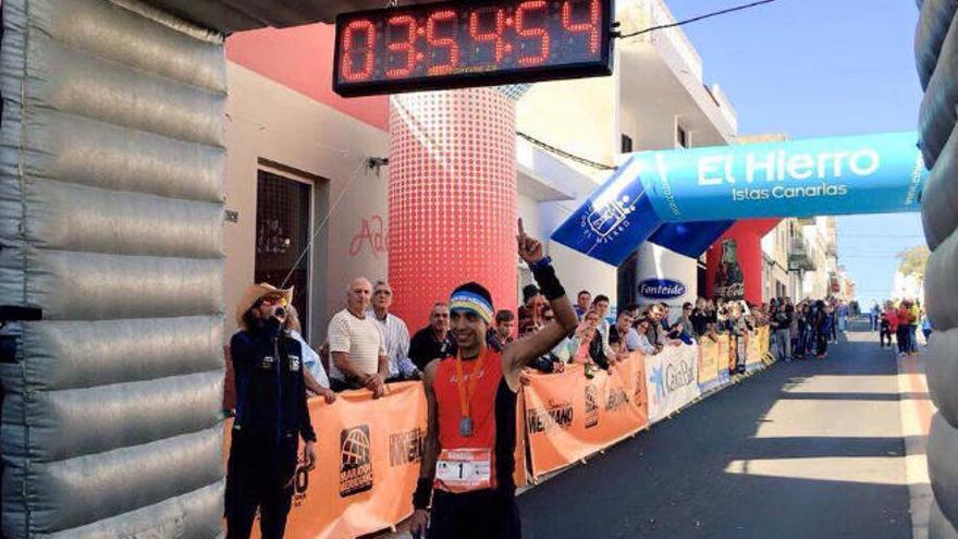 En la imagen, Cristofer Clemente celebra su cuarto triunfo en la X Maratón Isla del Meridiano.