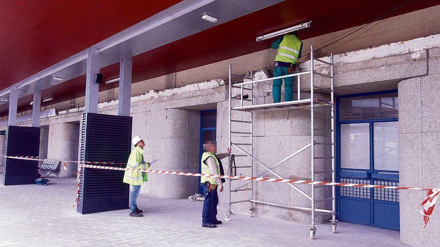 Labores previas al desmontaje de la pared de granito de la estación.