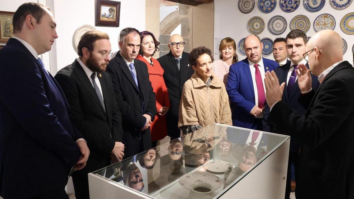 La alcaldesa de Onda, Carmina Ballester, en la inauguración de la muestra.