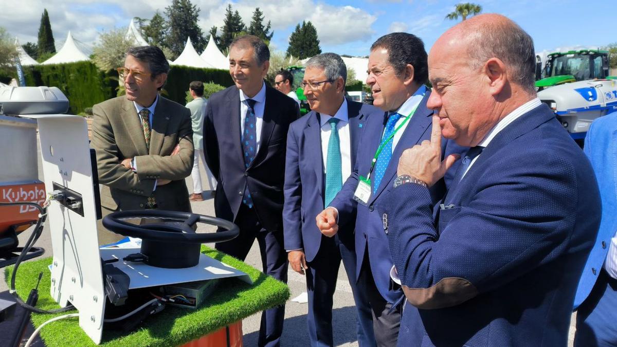 Representantes institucionales y de Asaja en la exposición de maquinaria agrícola. | L.O.