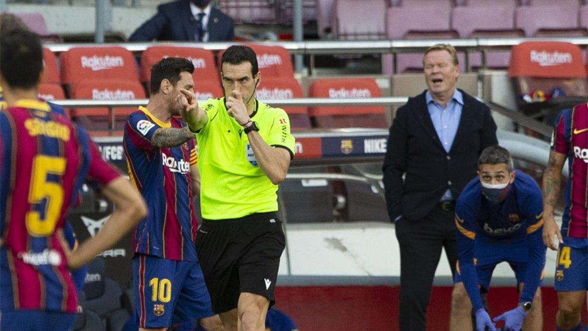 Martínez Munuera, en el momento de señalar el penalti a favor del Real Madrid en el Camp Nou
