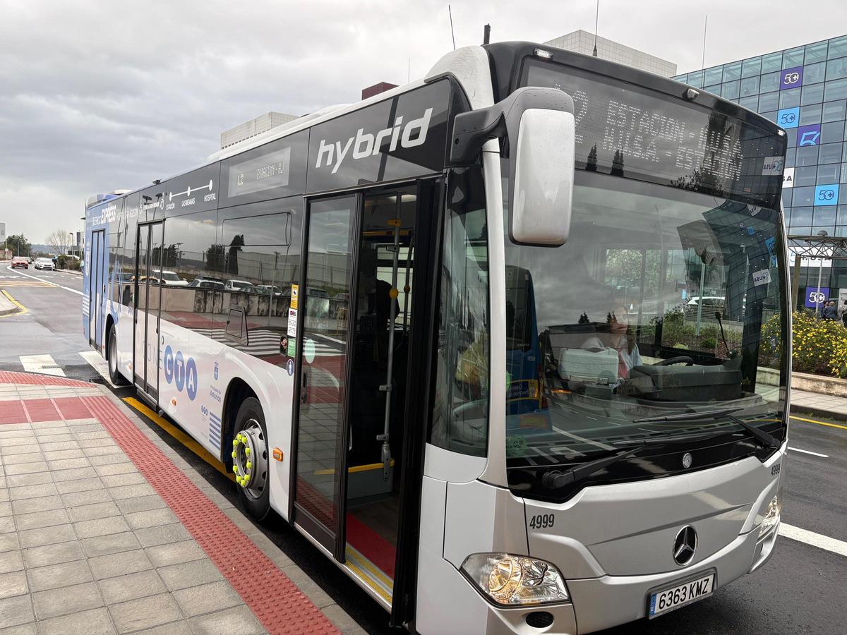 El HUSA Express aparcado en el Hospital San Agustín