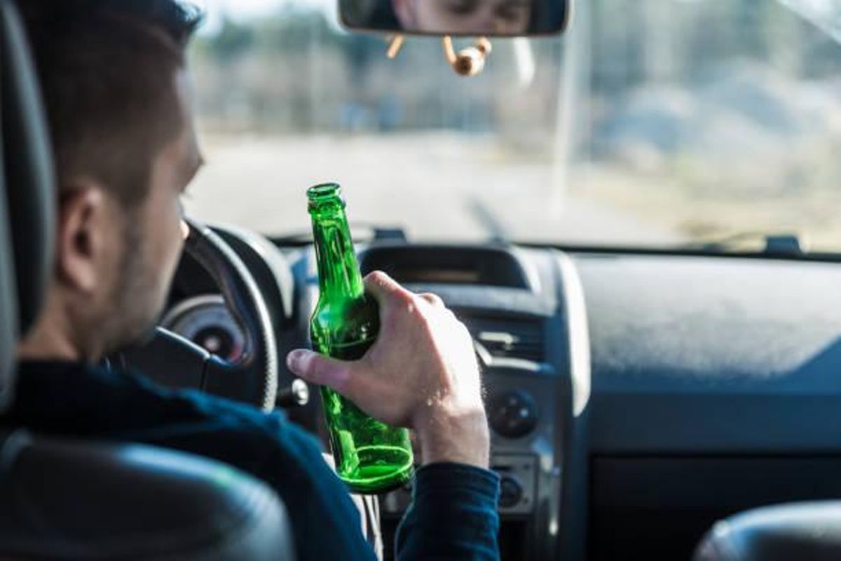 Hombre bebiendo alcohol al volante
