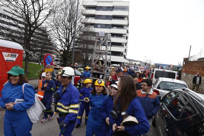 El desfile del Antroxu en la zona oeste de Gijón, en imágenes