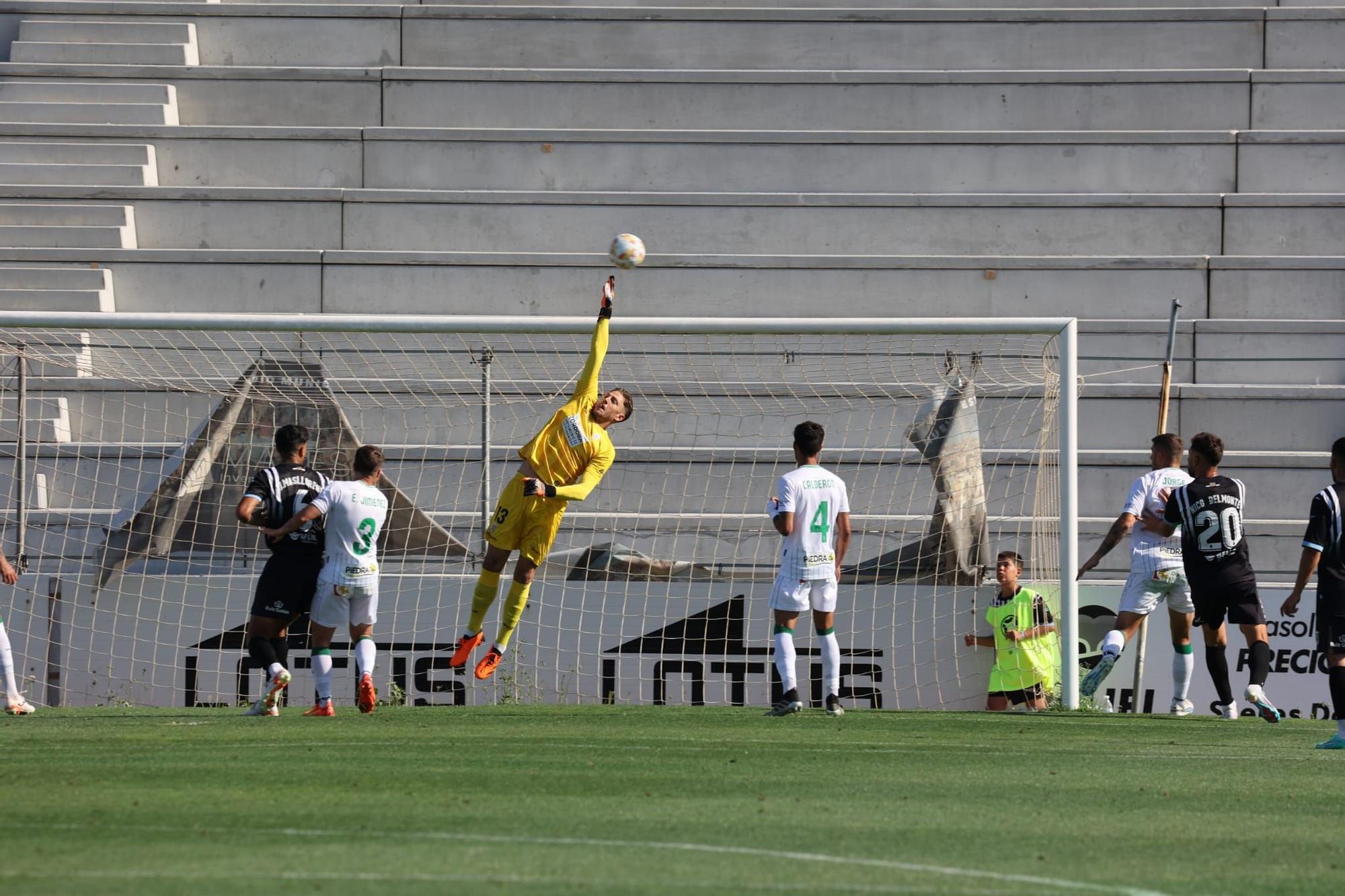 Carlos Marín despeja un balón.