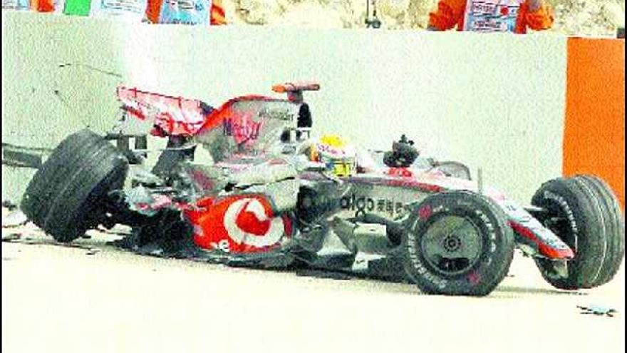 Lewis Hamilton, aún dentro de su monoplaza, tras el accidente que sufrió ayer en Sakhir.