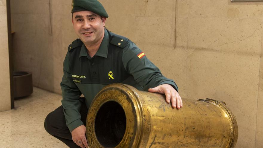 El teniente jefe de Seprona A Coruña, Diego Hidalgo, con un cañón, en Lonzas. | | CASTELEIRO/ ROLLER AGENCIA