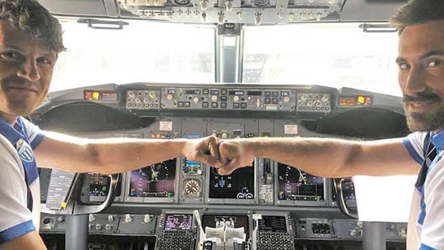 Francesc Fullana (izq.) y Xisco Hernández, ayer en la cabina del avión que llevó al plantel blanquiazul rumbo a Llagostera.