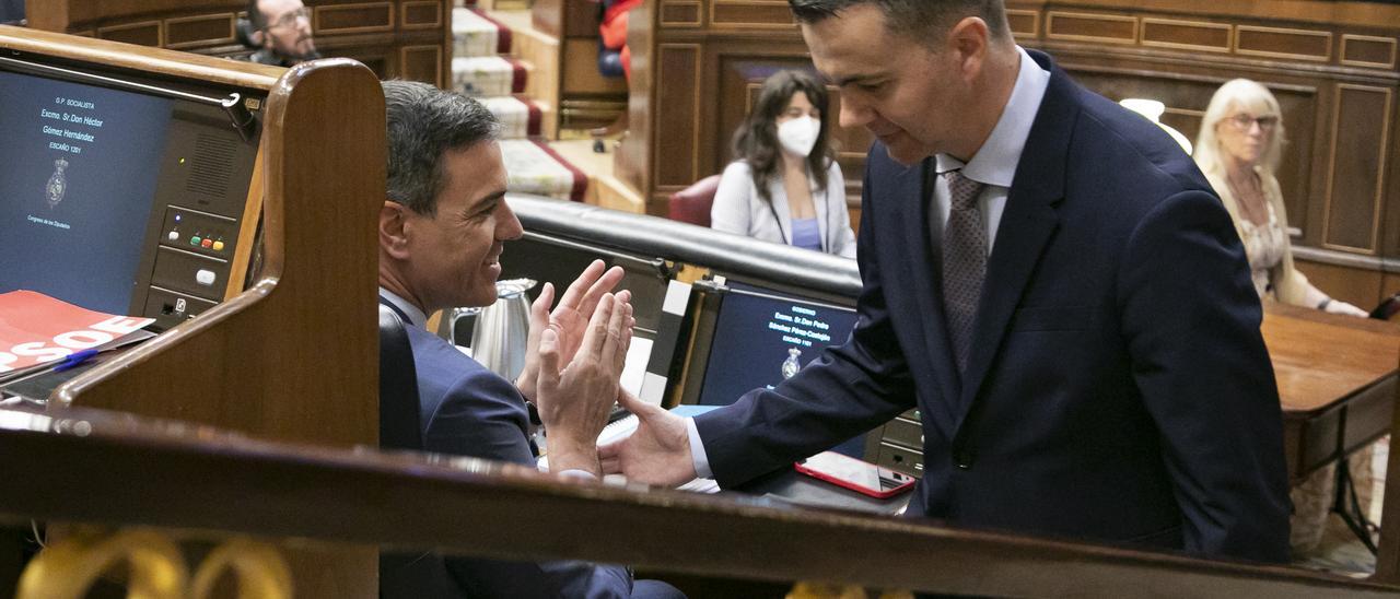 El tinerfeño Héctor Gómez,  hasta mediados de julio portavoz del PSOE en la Cámara baja, saluda a Pedro Sánchez tras intervenir en un pleno.