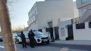 La policía frena «una okupación masiva» en un bloque de adosados vacío de la playa de Almassora