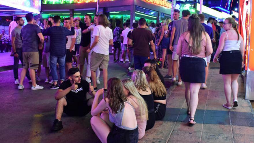 Jóvenes en Punta Ballena, Magaluf.