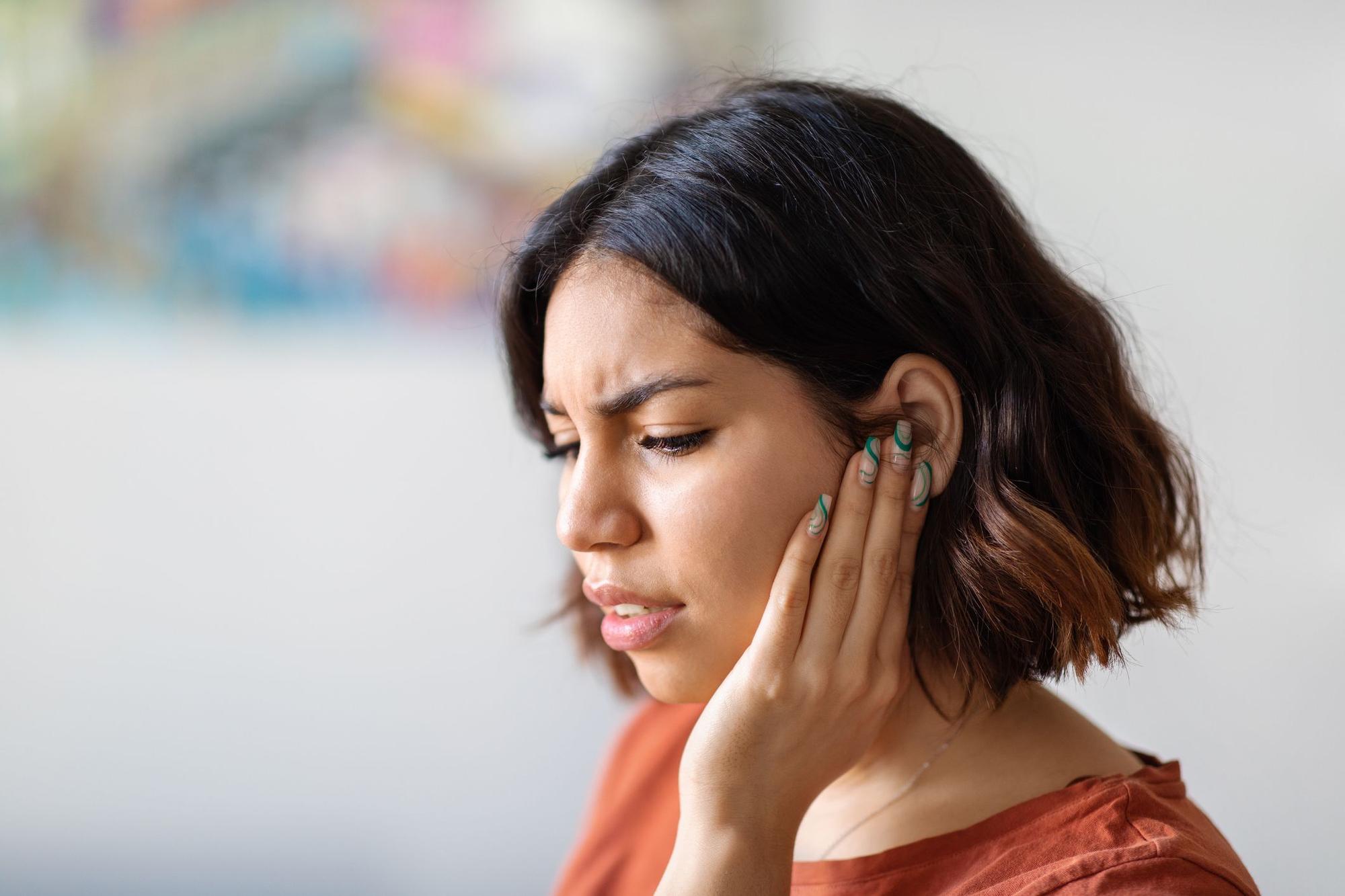 Mujer con dolor de oídos