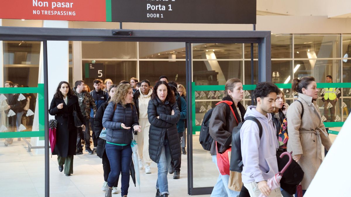 Viajeros a la salida de un tren del Eje Atlántico en la estación de Vigo-Urzáiz en 2024