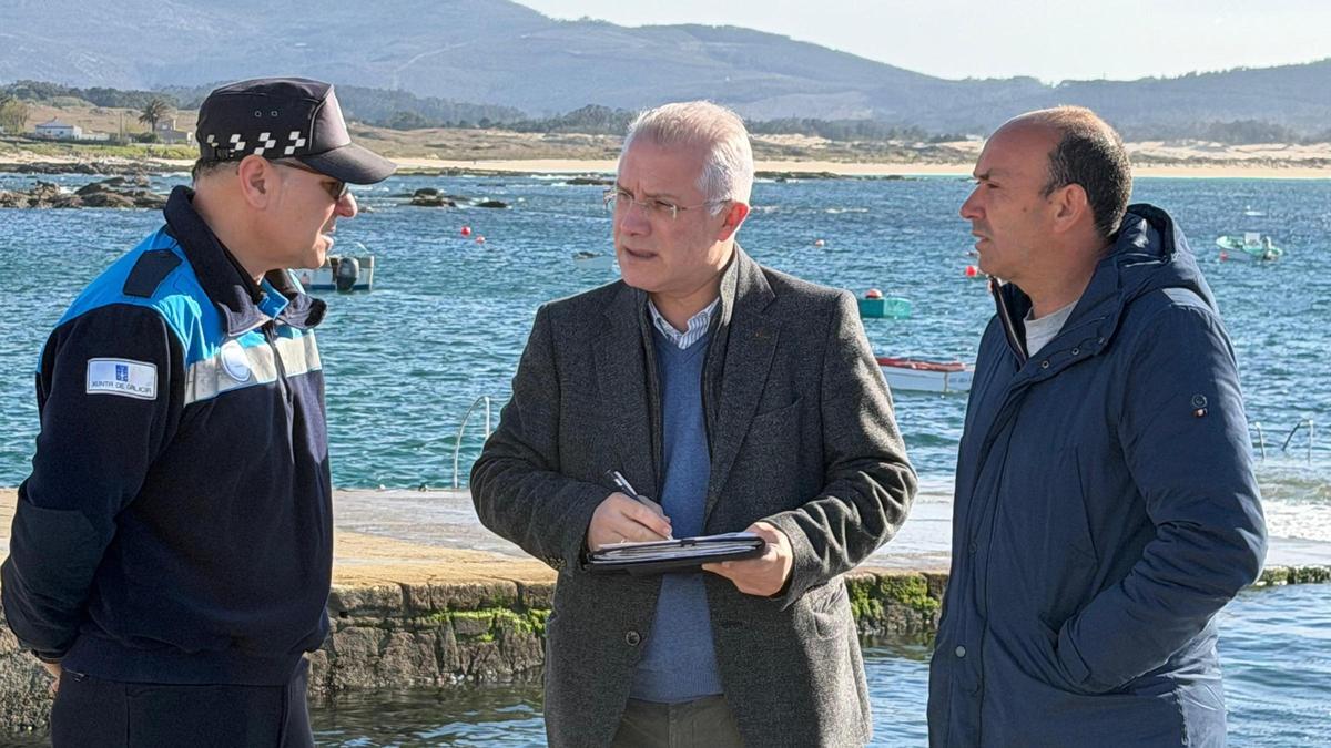 Pola esquerda, Marcos Sampedro, Juan Sanmartín e Fernando Abraldes, no porto de Corrubedo.